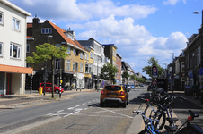 904524 Gezicht op de Amsterdamsestraatweg te Utrecht, uit het noordwesten, met links de ingang van de Acaciastraat.